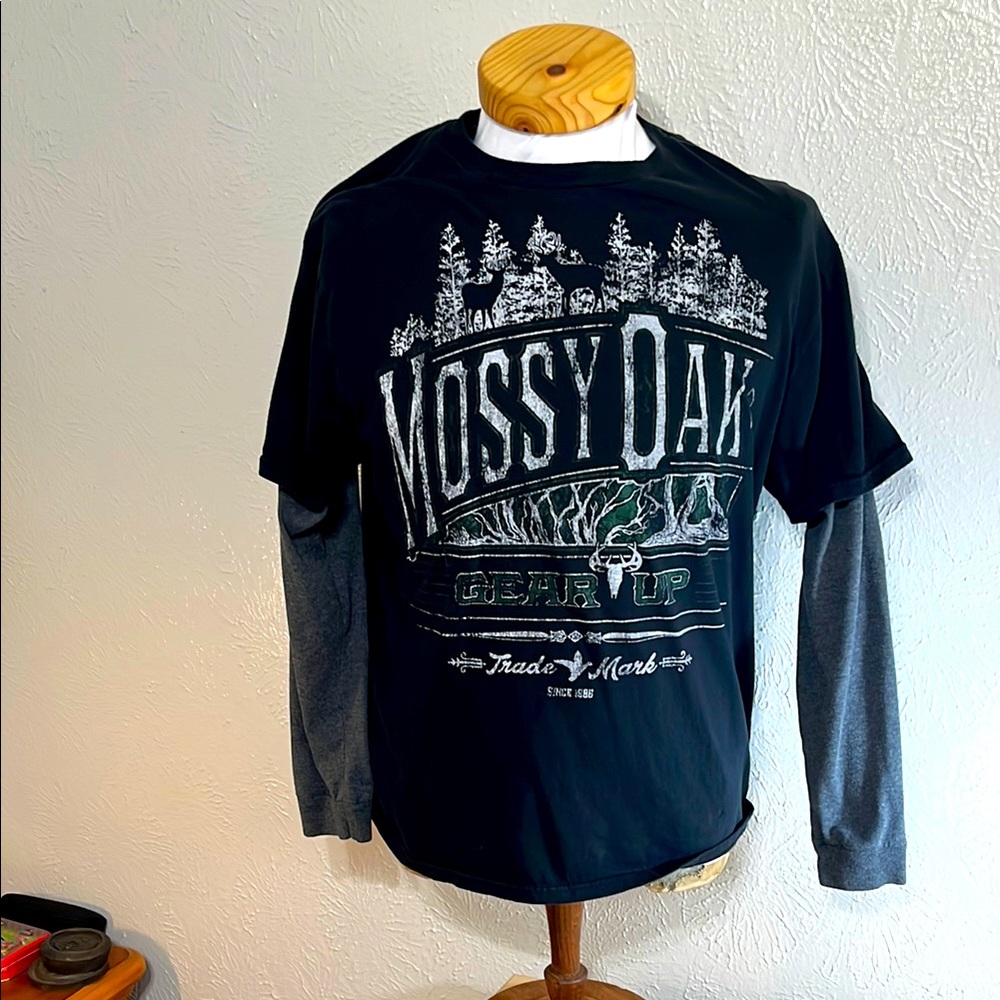 Marcy Oaks men’s T-shirt black with gray sleeves